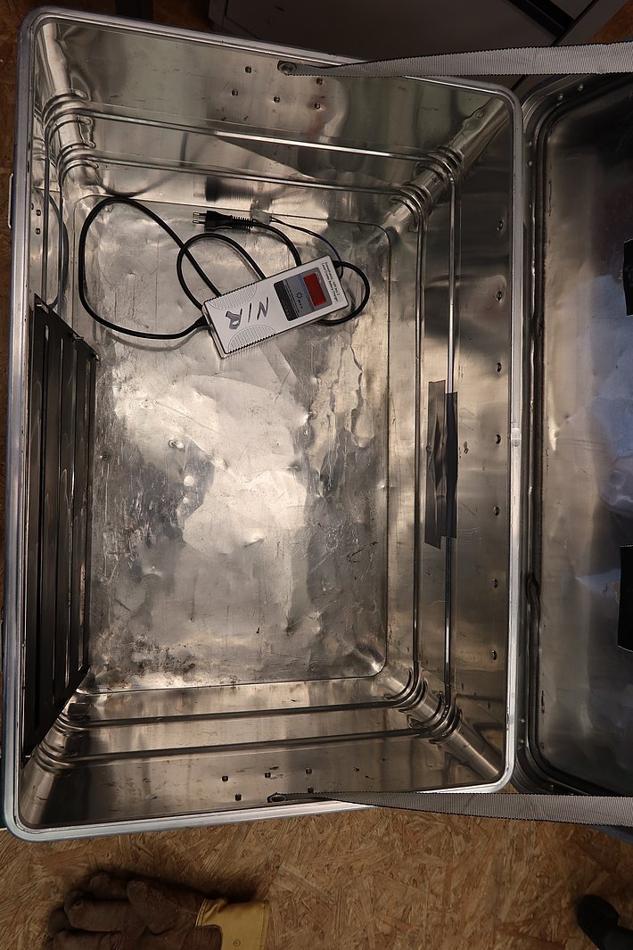 Noch ist die Kiste so gut wie leer. (Foto: Jochen Bettzieche / SLF)