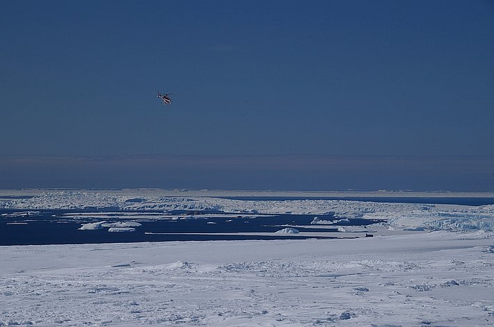 Shuttleflug mit dem Helikopter: Von der Landepiste zur Station Dumont d'Urville.