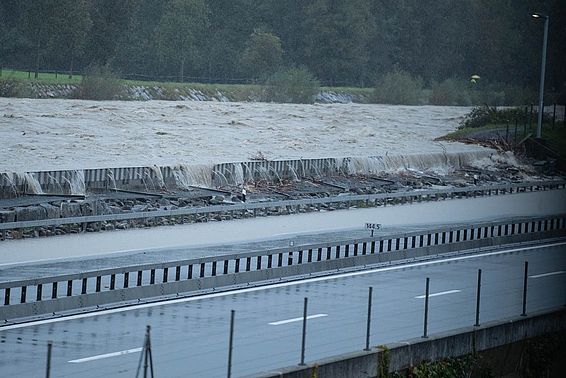 Die hochgehende Reuss wurde am 3. Oktober 2020 über die Entlastungsanlage bei Altdorf auf die Autobahn A2 abgeleitet.