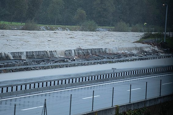 La Reuss en crue a été détournée vers l’autoroute A2 via l’évacuateur d’Altdorf le 3 octobre 2020.