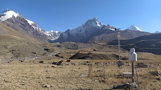 Eine meteorologische Messstation, die im Rahmen eines Schweizer Projekts im Juni 2019 im nordwestlichen Pamir in Tadschikistan installiert wurde. (Foto: Evan Miles)