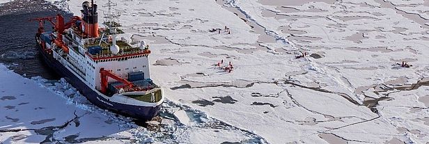 Forschungsschiff Polarstern in der zentralen Arktis. Foto: Alfred-Wegener-Institut / Mario Hoppmann (CC-BY 4.0)  