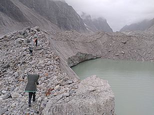 Ein grosser Klippen-Teich-Komplex auf dem Bhagirath Kharak Gletscher. (Foto: Marin Kneib)