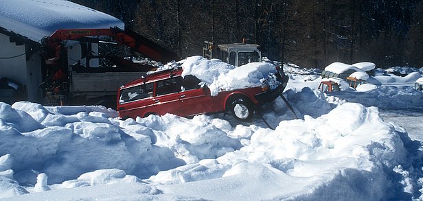 Avalanche dammage at Evolène, February 1999. Photo: M. Phillips, SLF