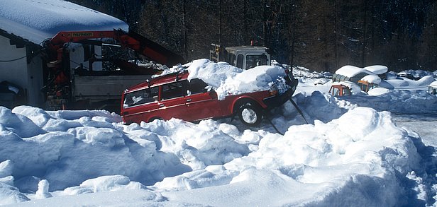 Dommages causés par une avalanche à Evolène (VS), février 1999. photo: M. Phillips, SLF