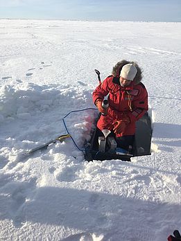 Mann mit technischem Gerät im Schnee