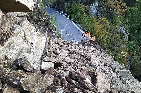 Nach heftigen Regenfällen (>400mm) am 3. Oktober 2020 lösten sich am 7. Oktober bei Camedo TI ca. 2000 m3 Fels- und Erdmaterial und blockierten die Transitstrasse durch das Centovalli.