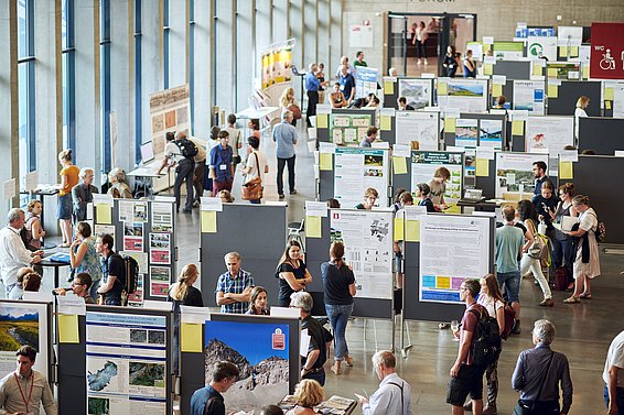 Auf dem Markplatz mit 90 Postern, Ständen und Videoinstallationen wurden Ideen und Ansichten diskutiert.