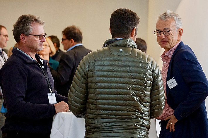 Abschlussgespräche beim Apéro. Foto: R. Buchmüller