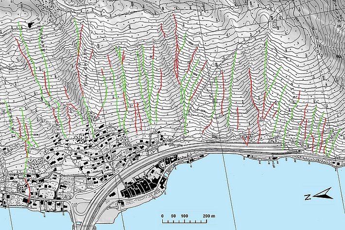 Topografische Karte von Melide und Bissone mit Höhenlinien und markierten Linien in Rot und Grün, Maßstab 0 bis 200 Meter, Nordpfeil
