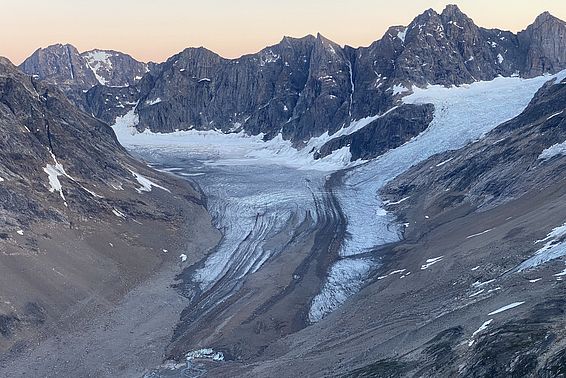 Tauwetter in Ostgrönland. Leider ein weitverbreitetes Bild während der Expedition: Sterbende Gletscher (Foto: Christiane Leister)