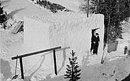Erste Schneeexperimente finden im Winter 1935/1936 in einer Schneehütte in Davos Platz statt. Quelle: Archiv WSL 
