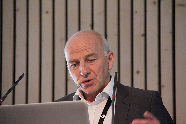 «Wie verhalten sich Bergsturzablagerungen? Wird Wasser ausgepresst?», Andreas Wilhelm, Amt für Wald und Naturgefahren Kt. Graubünden. Foto: Martin Heggli, SLF