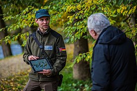 «Kundenkontakte» sind eine der Kernkompetenzen der Ranger.  Bildnachweis: K. Meller