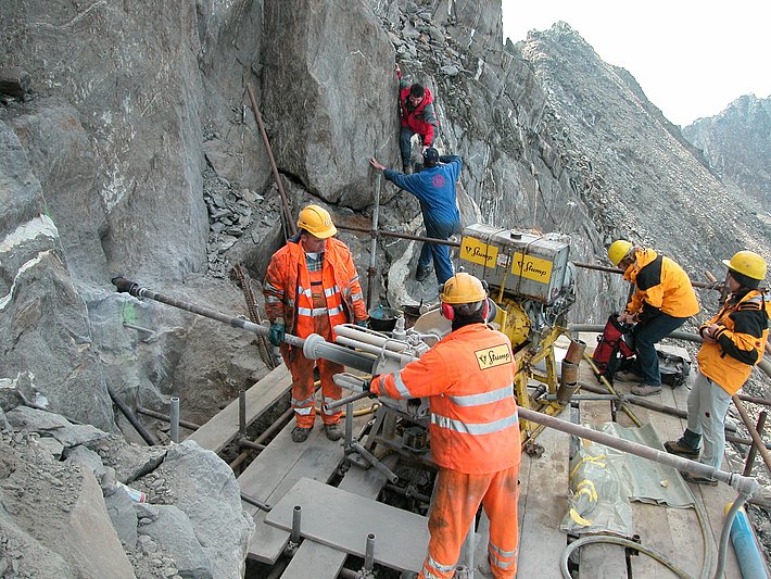 Entstehung eine Bohrloches am Gemsstock (UR), 2005; Foto: Andreas Bauder 
