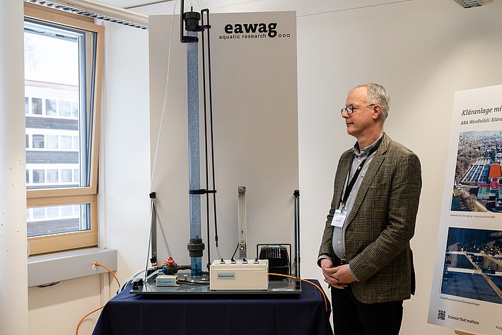 Marc Böhler von der EAWAG erläutert, wie Ozon Mikroverunreinigungen im Abwasser beseitigt. (Foto: Luzia Schär)