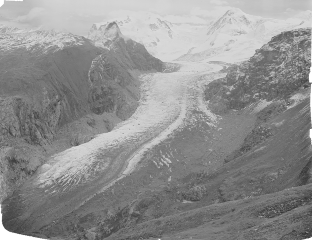 Gornergletscher in den Alpen, aufgenommen im Jahr 1930, mit sichtbarem Eisstrom zwischen felsigen Berghängen und schneebedeckten Gipfeln im Hintergrund