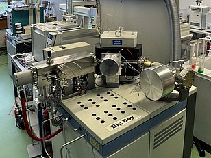 Isotopenverhältnis-Massenspektrometer (IRMS) und Peripheriegeräte an der WSL. Aufgrund natürlicher Schwankungen im Verhältnis schwerer zu leichten Isotopen hinterlassen Umweltveränderungen deutliche Fingerabdrücke in Jahrringen, die mit IRMS gemessen werden können. (Foto: Kerstin Treydte).