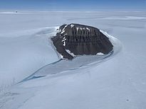 Eisfreie Nunataks ragen aus dem gigantischen Eisschild in Ostgrönland. Diese Inseln im Eis spielen eine wichtige Rolle beim Überleben von Pflanzenarten und sind auch mikrobiell sehr interessant (Foto: Christiane Leister)