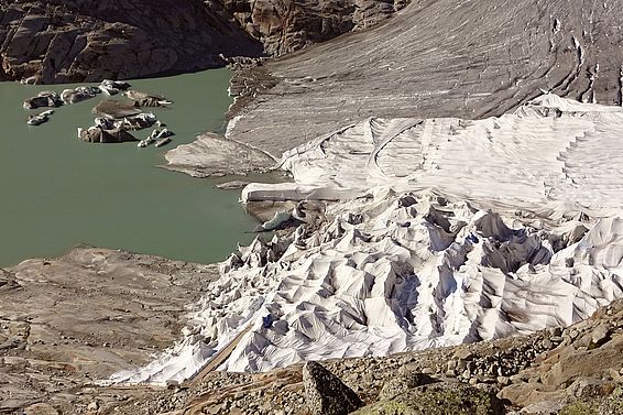 Gletscherabdeckung an der Zunge des Rhonegletschers zum Erhalt der künstlichen Eisgrotte, die eine Touristen-Attraktion ist. (Foto: Matthias Huss)