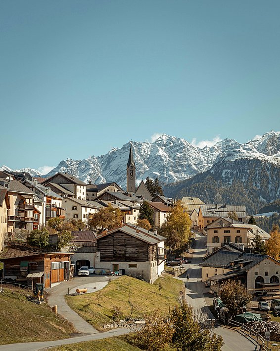 Nel comune di Scuol, gli ospiti che pernottano ricevono una tessera turistica con la quale possono utilizzare gratuitamente i trasporti pubblici della regione. (Foto: Perspective Nature su Unsplash)