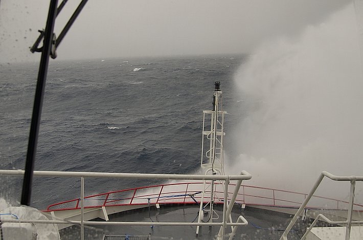 Bugwelle. Starker Wind und Wellengang. Wer trocken bleiben will, bleibt besser drinnen.