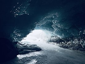 In der Schweiz schrumpft der Morteratsch-Pers-Gletscherkomplex rapide. Diese Eishöhle, die sich 2023 gebildet hat, stellt ein Gletschertor dar, aus dem Schmelzwasser austritt. Ohne wirksame Klimaschutzmassnahmen könnten die Schweizer Gletscher bis 2100 vollständig verschwinden (Bild: Lander Van Tricht / ETH Zürich, Vrije Universiteit Brussel)