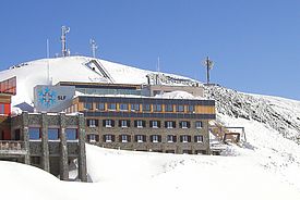 Gebäude vor einem verschneiten Berg