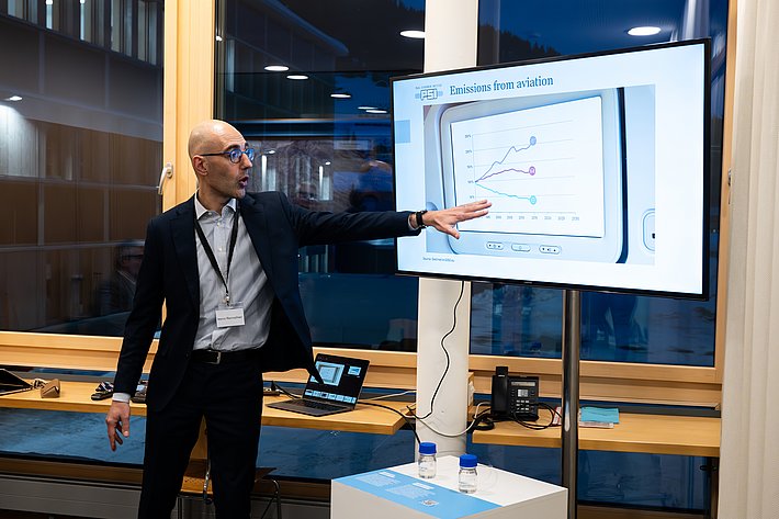 Wortspiel vom Paul Scherrer Institut PSI: Marco Rannochiari sucht Synfuel, den grünsten aller grünen, synthetischen Treibstoffe. (Foto: Luzia Schär)