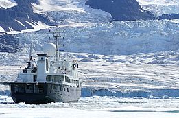 Unser hervorragend ausgestattetes Forschungsschiff, der Nansen Explorer, vor der Küste Ostgrönlands (Foto: xx)