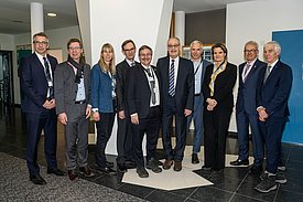 Hoher Besuch (v.l.n.r.): PSI-Direktor Christian Rüegg, ETH-Zürich-Präsident Joël Mesot, Empa-Direktorin Tanja Zimmermann, Christoph Hegg, Acting Director der WSL, ETH-Rats-Präsident Michael Hengartner, Bundesrat Guy Parmelin, Eawag-Direktor Martin Ackermann, Staatssekretärin für Bildung, Forschung und Innovation Martina Hirayama, SLF-Leiter Jürg Schweizer, EPFL-Präsident Martin Vetterli. (Foto: Luzia Schär)