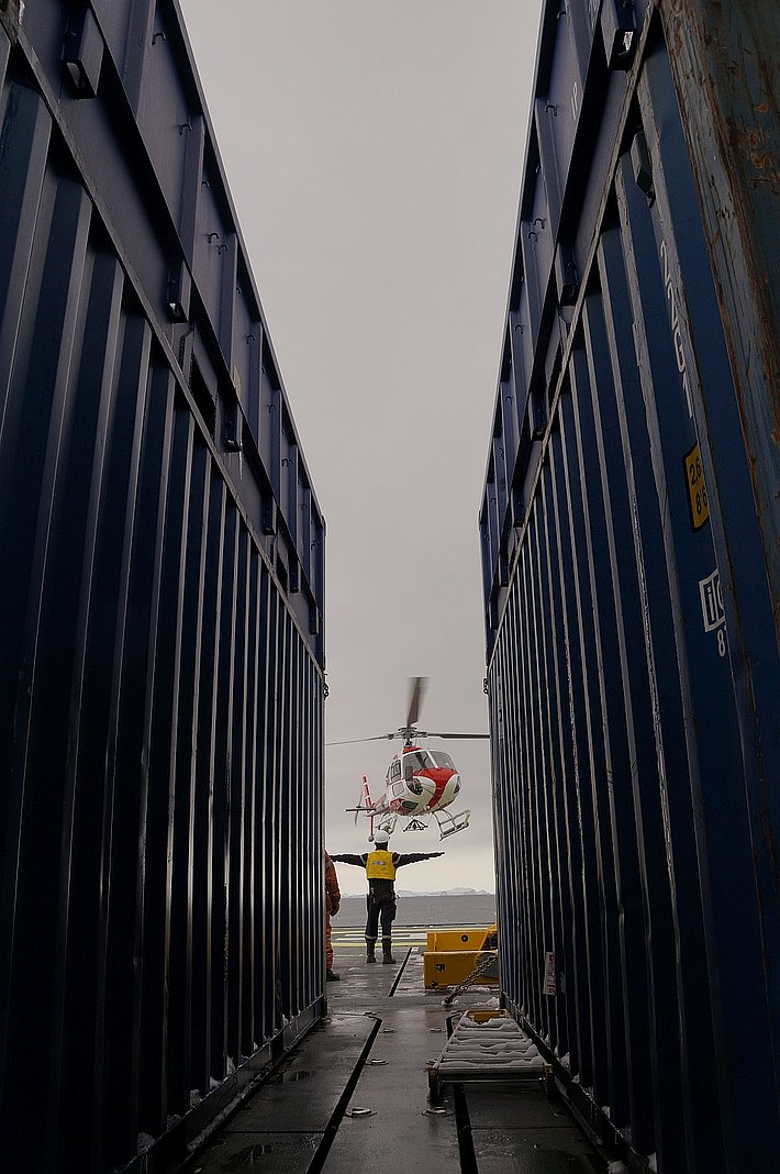 Die 35 Personen, die mit der L‘Astrolab zurück nach Tasmanien fahren, werden per Helikopter von der Station auf das Schiff gebracht.