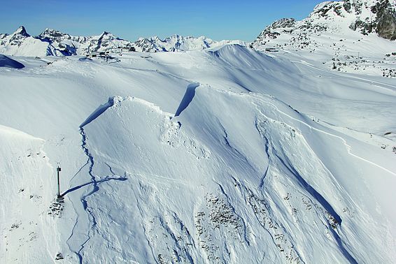 Skigebiet Samnaun (GR), Anriss aufgrund einer Sprengung (Foto: G. Darms, 23.01.2018). Im Winter 2017/18 wurden in der Schweiz rund 160 Tonnen Lawinensprengstoff verwendet - rund 1,5 mehr als üblich.