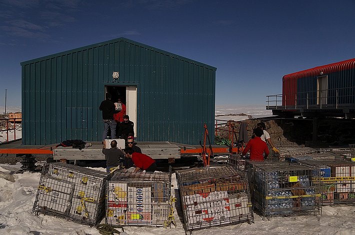 Die Wintervorräte werden eingelagert. Da viele Menschen mithelfen, sind die Metallgitter im Nu geleert.