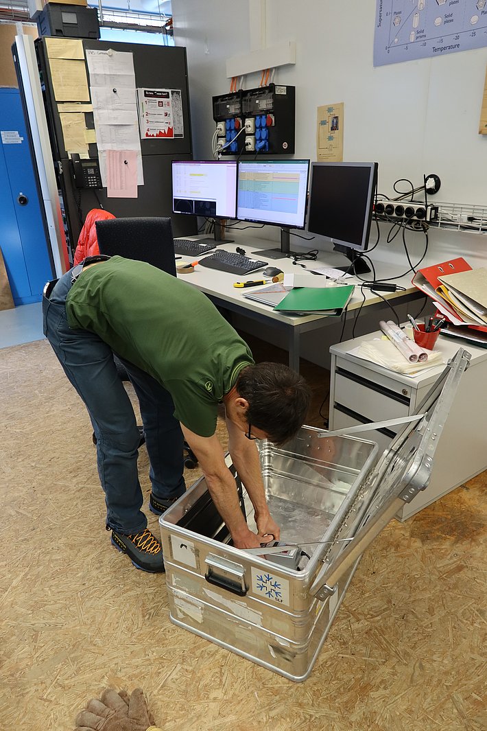 Matthias Jaggi packt sein Material ein. (Foto: Jochen Bettzieche / SLF)