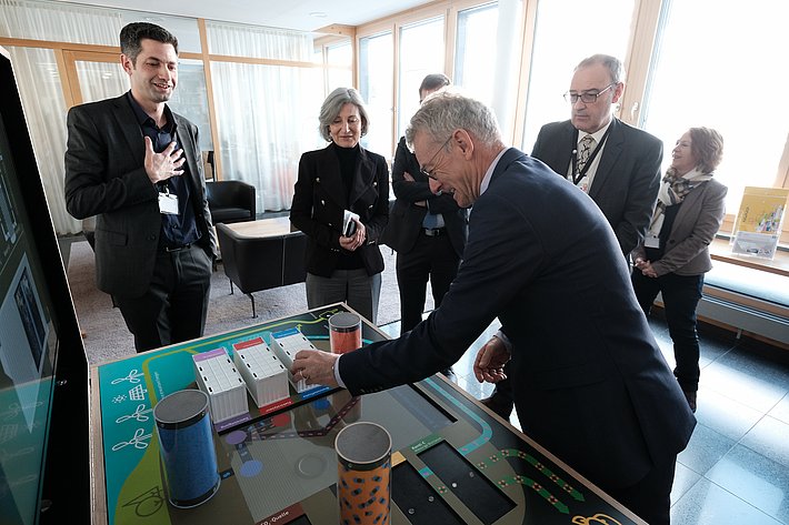 Ein Mann stellt klötzchenförmige Elemente am ESI-Cube um