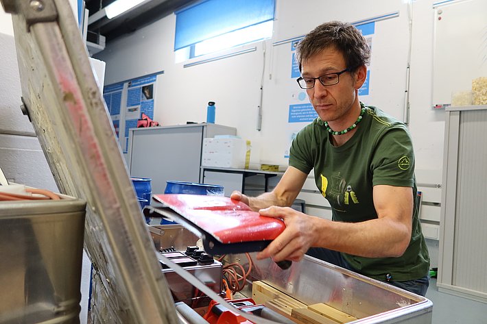 … und Werkzeug wie diese Schaufel, schnell sind die Kisten voll. (Foto: Jochen Bettzieche / SLF)