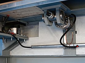 Kraftmesszellen unter der Messplatte zur Ermittlung der vertikalen (links) und horizontal (rechts) wirkenden Kräfte. (Bild: Brian McArdell, WSL)