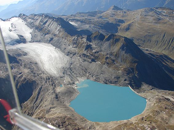 Wenn Gletscher schmelzen, geben sie Raum frei, den man als Wasserreservoir oder zur Energieproduktion nutzen könnte. Im Bild: Der Griessee (VS). Foto: Giovanni Kappenberger