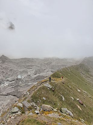 Aufsteigender Nebel über dem Satopanth-Gletscher. Der Einsatz eines GPS ist empfehlenswert. (Foto: Simone Jola)
