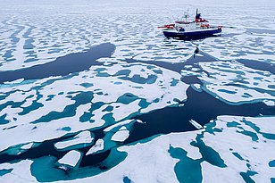 Research vessel Polarstern in the Arctic Ocean. (Photo: Stefan Graupner / MOSAiC)
