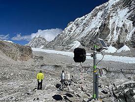 Digitalkamera, installiert am 25. Oktober 2023. Sie macht laufend Bilder von der höchstgelegenen Wetterstation, die seit 2019 installiert ist, sowie von einer Messlatte zur Überwachung der Schneehöhe und dem Trambau-Gletscher im Hintergrund. Bild: Achille Jouberton.