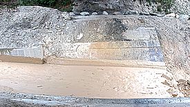 Murgang vom 10.6.2019 im Illgraben bei Leuk (Kt. Wallis). Oberes Bild mit viel Schwemmholz, mittleres Bild zeigt eine neue Schwallwelle, unteres Bild mit Felsbrocken.