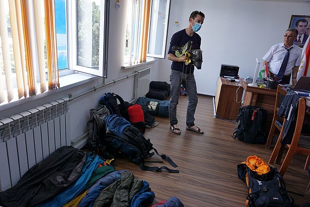 Pascal Buri presenting the field equipment donations from WSL employees to Professor Kayumov, director of the GRC. Photo: A. Jouberton