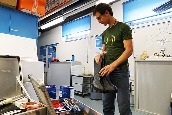 Wohin mit den Stiefeleinlagen? (Foto: Jochen Bettzieche / SLF) 