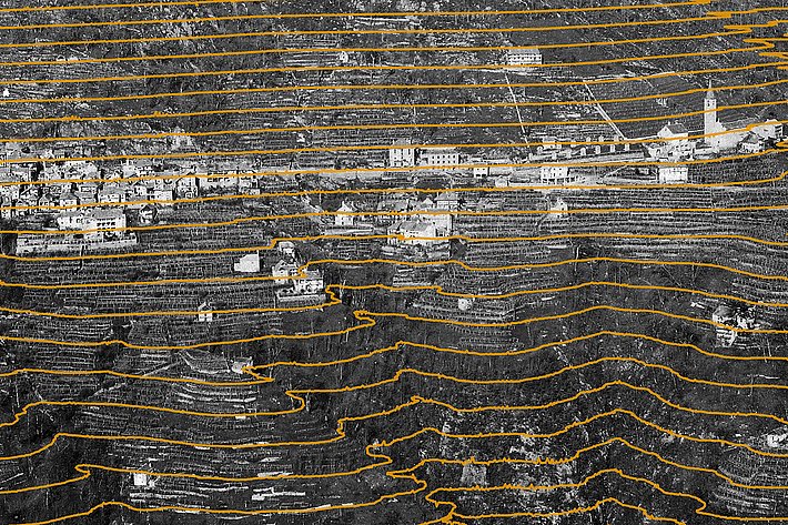 Luftaufnahme eines Dorfes mit orangefarbenen Höhenlinien, die das Geländeprofil darstellen