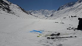 Mit biologisch abbaubarem Farbspray markieren die Forschenden mehrere Punkte zur genauen Orientierung des Oberflächenmodells. (Foto: Yves Bühler / SLF) 