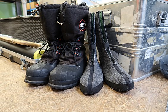 Gut ausgerüstet für Temperaturen um vierzig Grad unter null. (Foto: Jochen Bettzieche / SLF) 