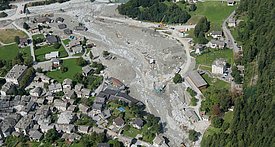 Im Ort Bondo der Bündner Gemeinde Bregaglia beschädigte ein grosser Murgang zahlreiche Gebäude.