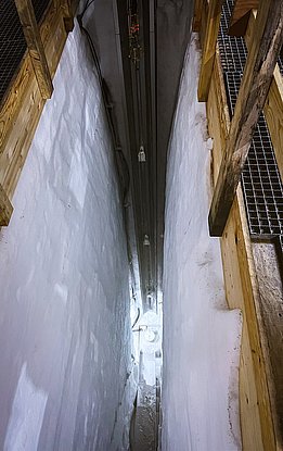 Das 2700 Meter tiefe Bohrloch ermöglichte erstmals seismische Daten aus dem Inneren eines mächtigen Eisstroms aufzuzeichnen. Foto: Andreas Fichtner / ETH Zurich